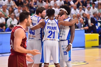 Sassari vince 95-88 contro Venezia in Gara-4: serie sul 2-2
