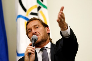 Montella sull'addio di Totti: "E' la bandiera della Roma: sventolerà per sempre"