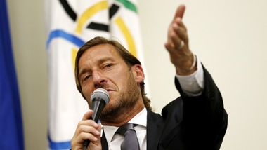 Montella sull'addio di Totti: "E' la bandiera della Roma: sventolerà per sempre"