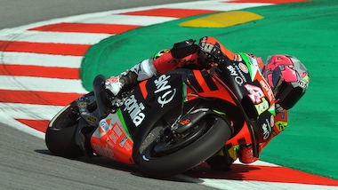 Aprilia, Espargarò: microfrattura al femore, inizia il recupero