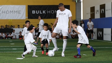 Mbappé, numeri e sorrisi con i bimbi di Tokyo