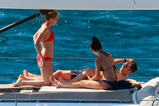 Leclerc sceglie il viaggio in barca: in vacanza con la sua metà