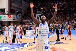 Basket, finale Scudetto: la Reyer Venezia va ko a Sassari e spreca il matchpoint