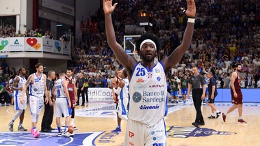 Basket, finale Scudetto: la Reyer Venezia va ko a Sassari e spreca il matchpoint