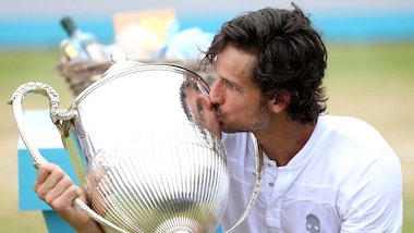 Tennis, Feliciano Lopez trionfa al Queen's. Simon ko
