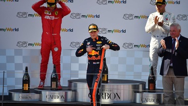 Leclerc: "Quel sorpasso non è sportivo". Verstappen: "Vittoria regolare"