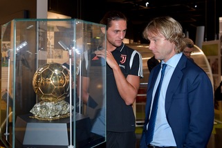 Rabiot sognante davanti al Pallone d'Oro: "Ma è quello vero?"