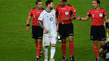 Il Brasile attacca Messi: "Non parla degli episodi a suo favore?"