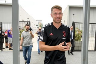 Juve, Ramsey e Douglas Costa hanno svolto le visite mediche