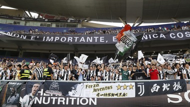 Juve-Inter, sfottò e lanci di bottiglie tra tifosi cinesi