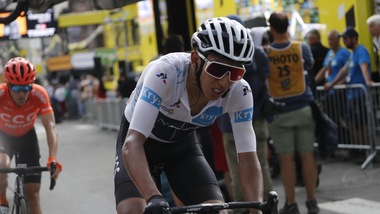 Il Tour si ferma per grandine e neve: Bernal nuova maglia gialla