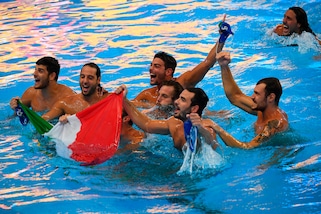 Settebello campione del mondo: scatta la festa in vasca dopo il trionfo!