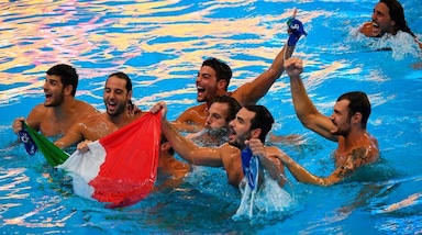 Settebello campione del mondo: scatta la festa in vasca dopo il trionfo!