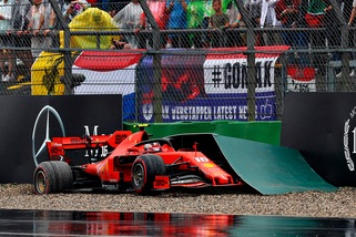 Delusione Leclerc: esce e torna ai box in motorino