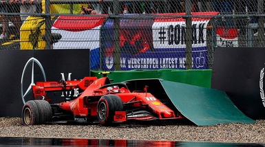 Delusione Leclerc: esce e torna ai box in motorino