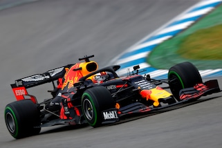 Verstappen trionfa in Germania: Vettel in rimonta secondo, disastro Mercedes