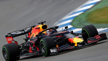 Verstappen trionfa in Germania: Vettel in rimonta secondo, disastro Mercedes