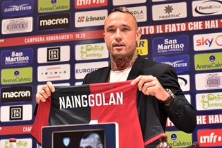 Cagliari, la maglia numero 4 torna a Nainggolan. Nandez prende il 18