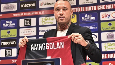 Cagliari, la maglia numero 4 torna a Nainggolan. Nandez prende il 18