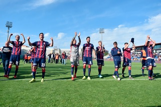 Crotone, giocatori offrono colazione ai tifosi in fila per abbonamenti