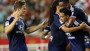 Lione-Angers 6-0: doppiette per Dembele e Depay