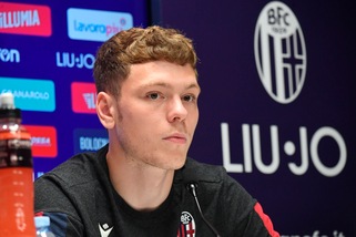 Bologna, Skov Olsen prende la maglia numero 17. Il 4 va a Denswil