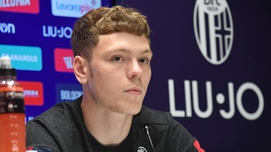 Bologna, Skov Olsen prende la maglia numero 17. Il 4 va a Denswil