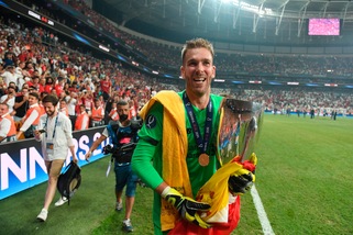 Liverpool, Adrian infortunato da un tifoso!