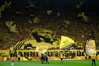 Cinquina del Dortmund e dedica a Burgsmueller