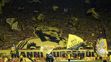 Cinquina del Dortmund e dedica a Burgsmueller