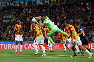 La serie B si apre senza gol: Pisa-Benevento 0-0, Montipò eroe nel finale