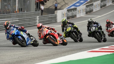 Gp Silverstone: Rins beffa Marquez e vince! Rossi 4°