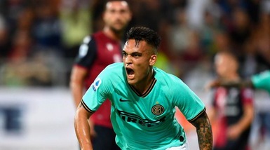 Serie A, l’Inter vince a Cagliari. Fiorentina ancora ko, tripletta di Berardi in Sassuolo-Sampdoria