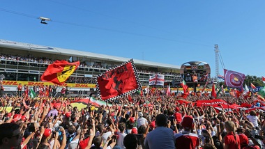 Gp d'Italia: grande festa in Piazza Duomo con la Ferrari