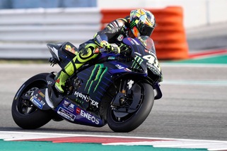 Valentino Rossi in strada a Tavullia con la M1, tifosi impazziti!