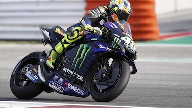 Valentino Rossi in strada a Tavullia con la M1, tifosi impazziti!