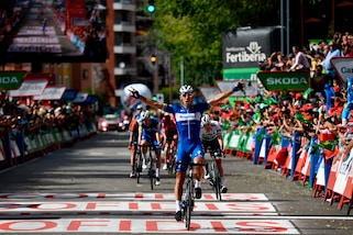 Vuelta, Gilbert vince la 17ª tappa. Quintana attacca, Roglic resta leader