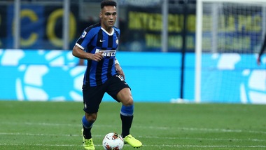 L'agente di Lautaro vuole l'argentino al Barcellona con Messi