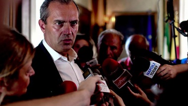 Napoli, De Magistris: "Spogliatoi? Responsabilità della Regione"