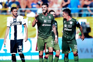 Il Cagliari si rialza: la doppietta di Ceppitelli e Simeone stendono il Parma