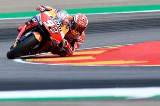 Gp Aragon: pole di Marquez, sesto Valentino Rossi