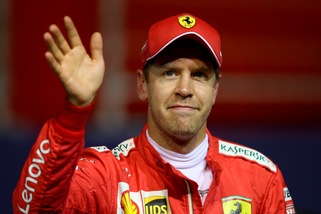 Vettel festeggia a Singapore: "Che grande gara"