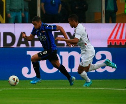 Atalanta-Fiorentina: cori contro Dalbert, stop di 3 minuti