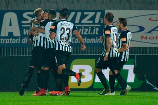 Serie B, l'Ascoli vince ancora e si prende il primato. Entella ko in casa contro il Venezia