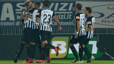 Serie B, l'Ascoli vince ancora e si prende il primato. Entella ko in casa contro il Venezia