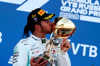 Lewis Hamilton disegna occhiali per Police