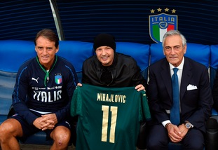 Mancini regala a Mihajlovic la maglia verde dell'Italia