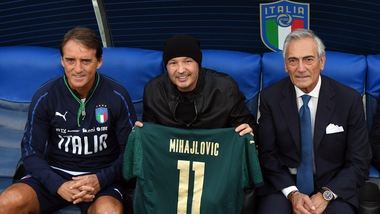 Mancini regala a Mihajlovic la maglia verde dell'Italia