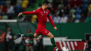 Qualificazioni Euro 2020, Cristiano Ronaldo show: il gol numero 699 con il Portogallo è straordinario