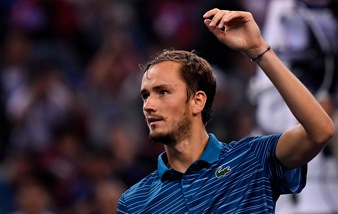 Medvedev si impone a Shanghai. Battuto Zverev in due set